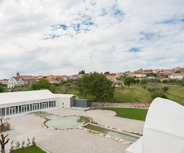 ホテル Stroganov & オリヴェイラ・ド・オスピタル