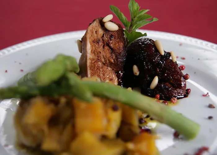 ホテル Stroganov & オリヴェイラ・ド・オスピタル