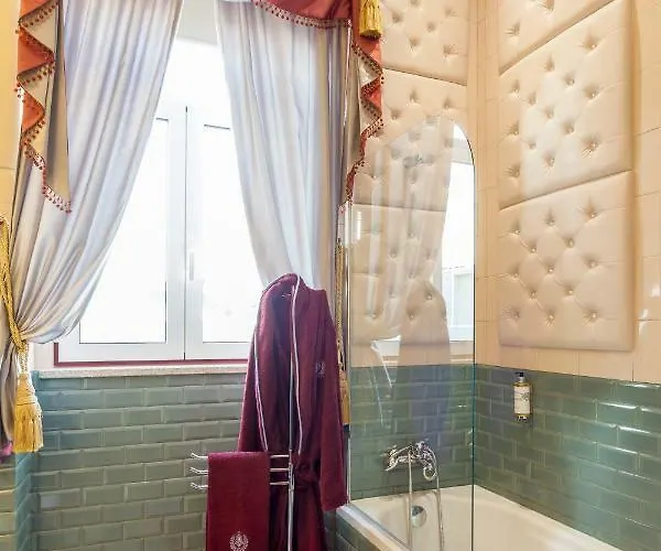 ホテル Stroganov & オリヴェイラ・ド・オスピタル